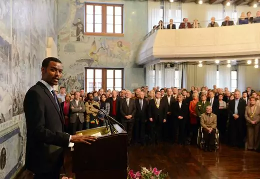 Sprach an Neujahr 2013 vor einem vollen Rathaussaal: Der Würzburger Friedenspreisträger Addis Mulugeta ist erst seit vier Jahren in Deutschland und engagiert sich mit Leidenschaft für andere Flüchtlinge. (Foto: privat)