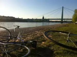 Nuh und Barbara haben ähnliche Interessen, aber verschiedene kulturelle Hintergründe. Ihre Fahrräder am Rhein in Köln.  (Foto: Barbara Tünnes)