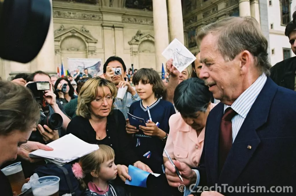 Václav Havel kurz nach dem Beitritt Tschechiens in de EU. Havel war bis 2003 Präsident und betrieb bis zum Ende seiner Amtszeit die Anbindung Tschechiens an Nato und EU. (Foto: CzechTourism)