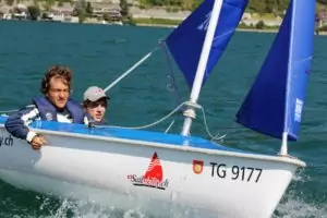 Julian Müller (links im Bild) beim Segeln auf dem Weg zum nächsten Sieg. (Foto: sailability.ch)