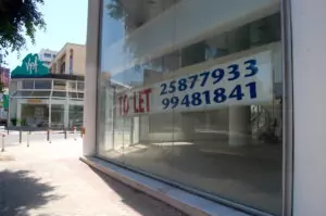 Der Leerstand von Geschäften in Zypern steigt seit der Wirtschaftskrise stetig. Ganze Straßenzüge stehen zum Verkauf oder zur Vermietung leer. (Foto: Lisa Brüßler)