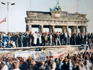 Menschenjubel nach Fall der Berliner Mauer, 1989. (Foto: Berliner Senat / CC BY-SA 3.0)