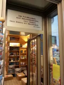 Der Eingang der Connewitzer Verlagsbuchhandlung in Leipzig. (Foto: Dorit Kristine Arndt)