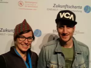 Michael Fritz und Claudia Gersdorf von Viva con Agua vor der Zukunftscharta-Wand (Foto: Dorit Kristine Arndt)