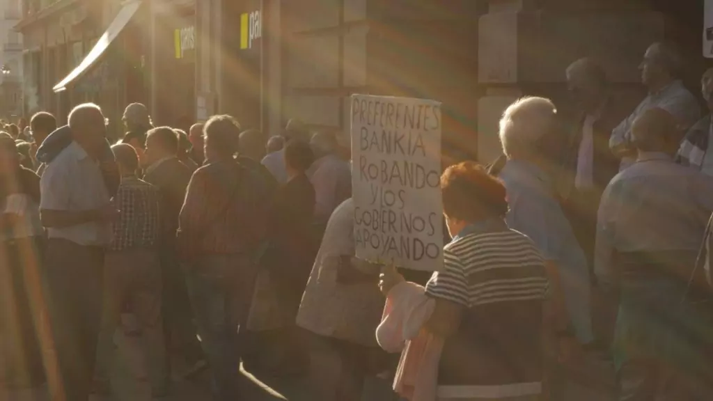 "Die Banken stehlen und die Regierung hilft" steht auf dem Plakat einer spanischen Rentnerin. Viele Rentner haben vor der Krise in riskante Geldanlagen investiert und sind jetzt um ihre Rente gebracht.