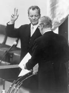 Willy Brandt bei seiner Vereidigung im Bundestag durch den Präsidenten des Deutschen Bundestages, Kai-Uwe von Hassel, im Jahr 1969. (Foto: dpa/picture alliance)