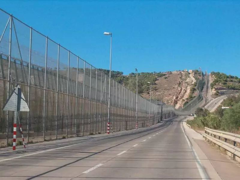 Der Grenzzaun in Melilla, in der spanischen Enklave in Nordafrika. (Lizenziert unter GFDL über Wikimedia Commons - https://commons.wikimedia.org/wiki/File:Verjamelilla.jpg#/media/File:Verjamelilla.jpg)