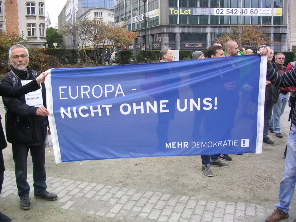 "Europa - Nicht ohne uns", frodert die Initiative Mehr Demokratie