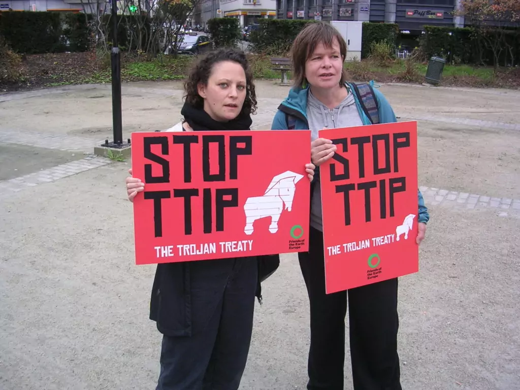 Die beiden Aktivistinnen warnen vor TTIP als trojanischem Vertrag.