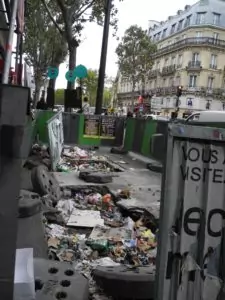 Müll in Pariser Straßen 