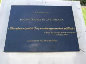 Gedenktafel für Zyed Benna und Bouna Traoré, die 2005 in Clichy-sous-Bois auf der Flucht vor der Polizei tödlich verunglückten. (Foto: Lea Bienhaus)