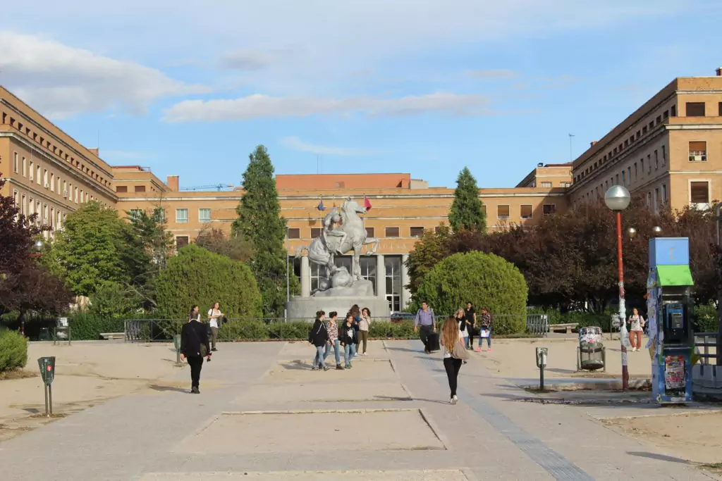 Die Universidad Complutense Madrid ist die größte Universität Spaniens. Blick auf die Medizin-Fakultät.